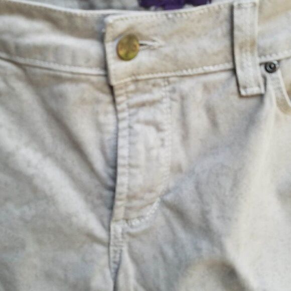 NYDJ Khaki Olive Jeans have a faint floral print Size 12 - Picture 5 of 9